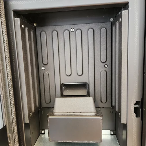 Chambre de combustion en fonte du poêle à pellets Edilkamin Blade – robustesse et performance pour chauffage biomasse en Belgique, conseillé par BMEnergies et Bois Moderne