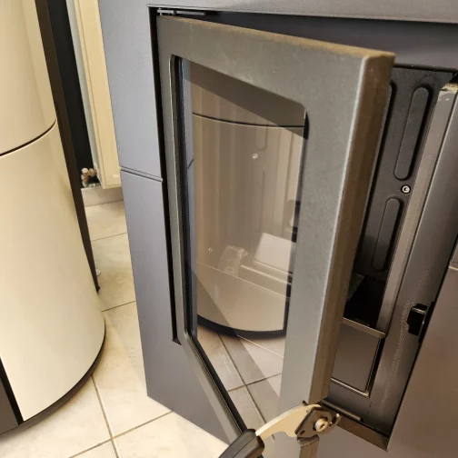 Porte en fonte du poêle à pellets Blade Edilkamin – design robuste et moderne, adaptée aux intérieurs belges, disponible chez BM Energies et Bois Moderne