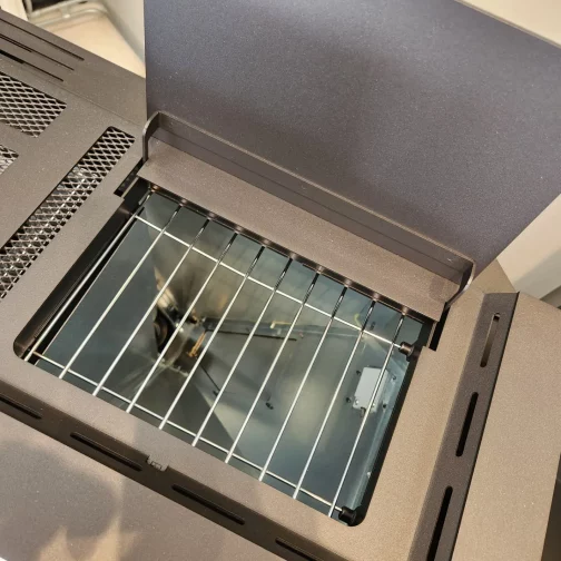 Réservoir à pellets 22kg du poêle Edilkamin Blade – grande autonomie pour chauffage à Liège, Namur, Bruxelles, Charleroi, installation par BM Energies et Bois Moderne